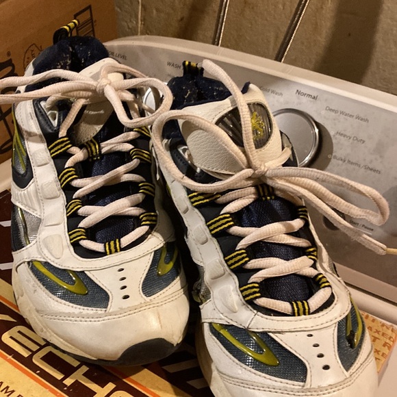 Skechers relaxed fit memory foam sneakers size 8.5 - Picture 2 of 2